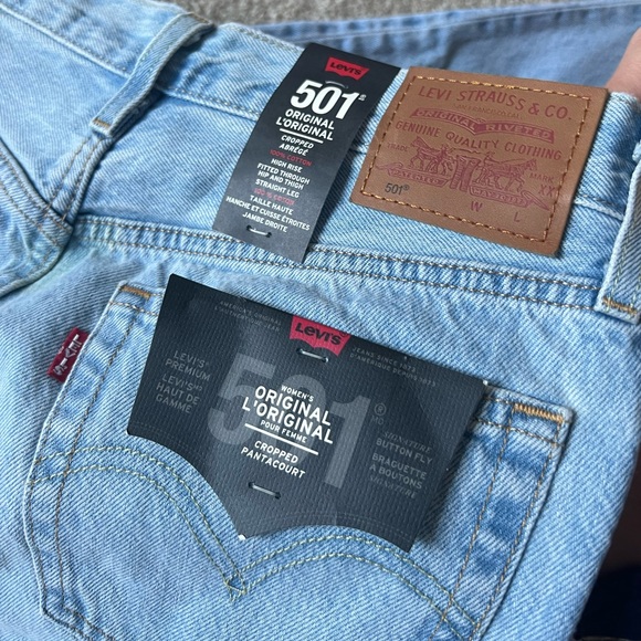 Levi’s 501 Original cropped jeans in light blue. 28x26 - Picture 6 of 6